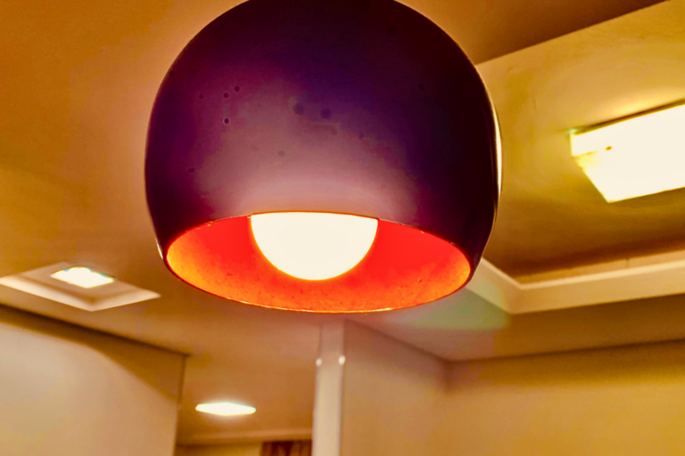 Conta de luz cara? Cinco formas de economizar com segurança e conforto.